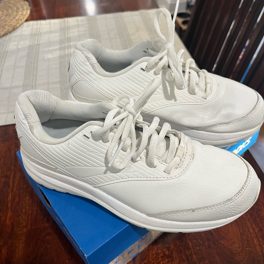White all leather Brooks Addiction Walker shoe, size 7